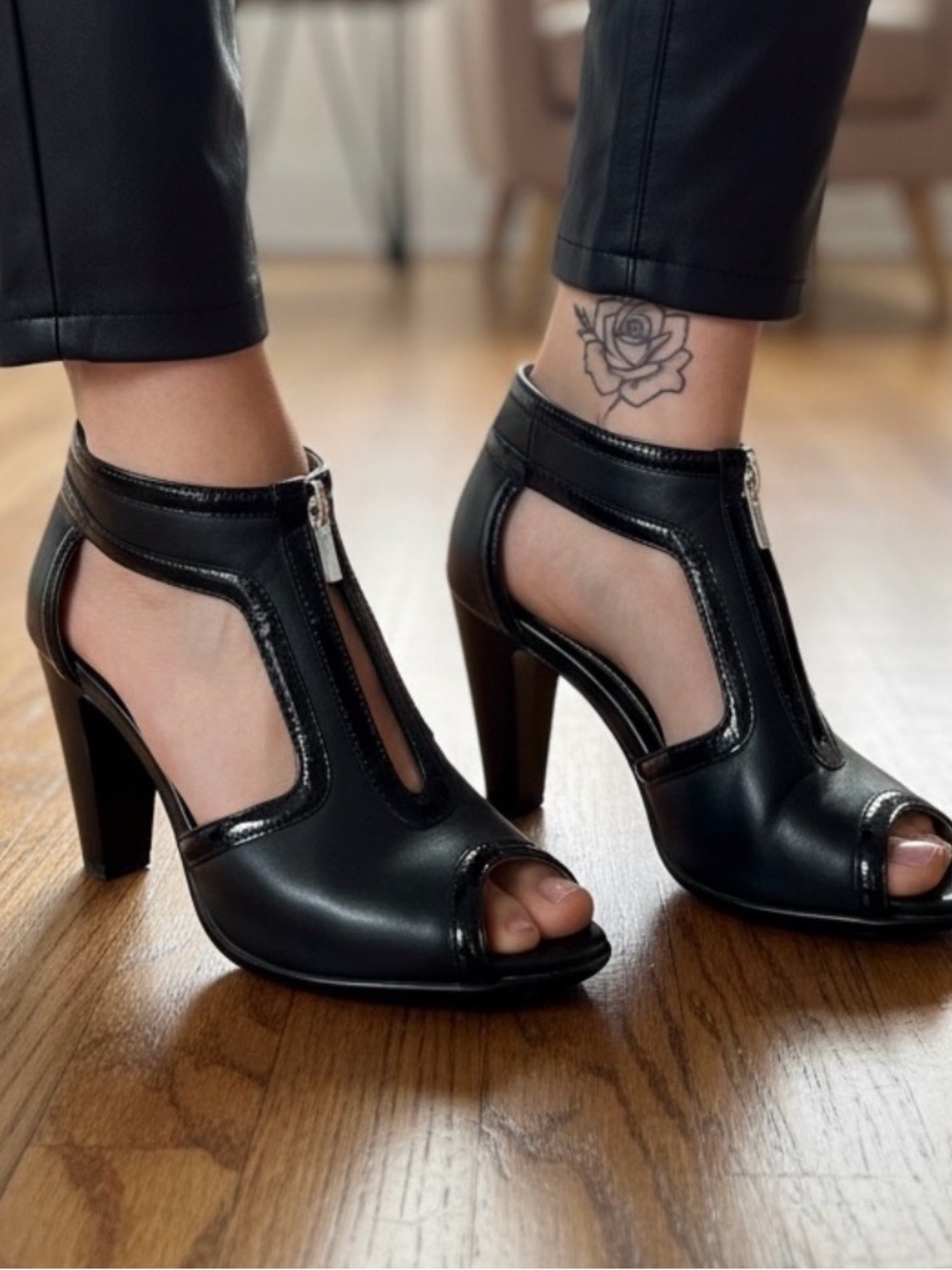 SOFFT peep-toe cutout booties 3” Heels w. back zip in black leather/patent trim